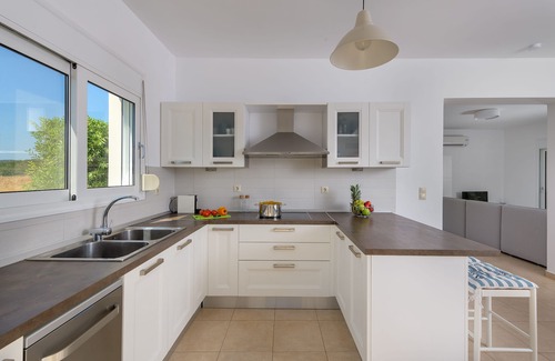 Gennadi House | Lovingly furnished house in a quiet location with heated pool and sea views