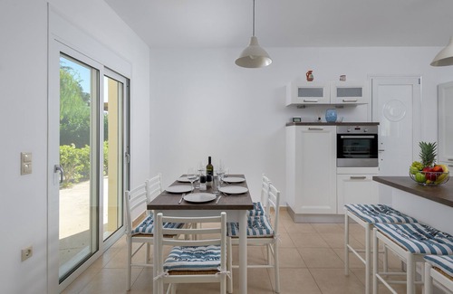 Gennadi House | Lovingly furnished house in a quiet location with heated pool and sea views