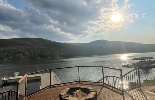 Sagle House | LOW BANK waterfront, sunny side of the lake, private dock, 4bed/3bath