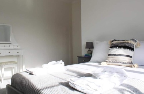 Maidenhead House | Low Cost, Fully Sanitised 5 Bed & Parking