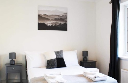 Maidenhead House | Low Cost, Fully Sanitised 5 Bed & Parking