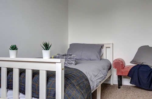 Didcot Apartment | Low Cost, Pet Friendly 4 Bed + Parking (04)