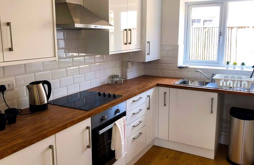 Abingdon Apartment | Low Cost, Pet Friendly 4 Bed + Parking (02)