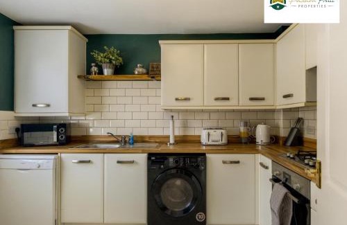 Pentrich Apartment | LOW Price this winter 3 Bedroom House in Coventry - Sleeps 5 - With Free Unlimited Wi-fi, Driveway & Garden By Passionfruit Properties- 26WWC