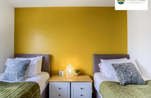 Pentrich Apartment | LOW Price this winter 3 Bedroom House in Coventry - Sleeps 5 - With Free Unlimited Wi-fi, Driveway & Garden By Passionfruit Properties- 26WWC