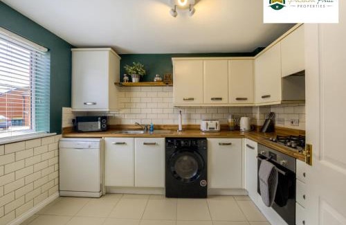 Pentrich Apartment | LOW Price this winter 3 Bedroom House in Coventry - Sleeps 5 - With Free Unlimited Wi-fi, Driveway & Garden By Passionfruit Properties- 26WWC