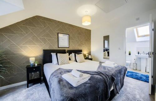 Cranfield House | Low Rate 3 Bedroom House near Milton Keynes Bowl, Sleeps 6, with Free Wi-Fi, Full Kitchen, Garden and Free Parking - 1BYC