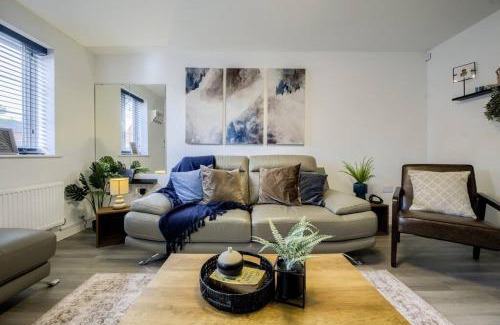 Cranfield House | Low Rate 3 Bedroom House near Milton Keynes Bowl, Sleeps 6, with Free Wi-Fi, Full Kitchen, Garden and Free Parking - 1BYC