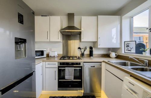 Cranfield House | Low Rate 3 Bedroom House near Milton Keynes Bowl, Sleeps 6, with Free Wi-Fi, Full Kitchen, Garden and Free Parking - 1BYC
