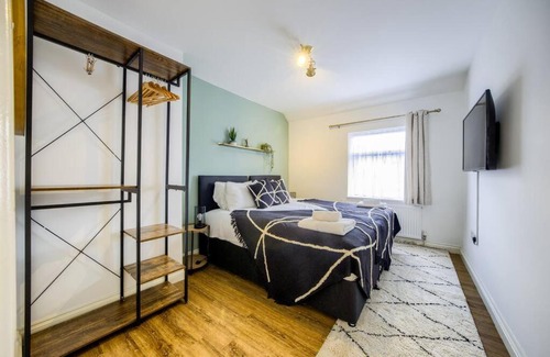 Acresford House | LOW rate for a 4-Bedroom House in Coventry with Free Unlimited Wi-fi 2 Car Parking 53 QMC