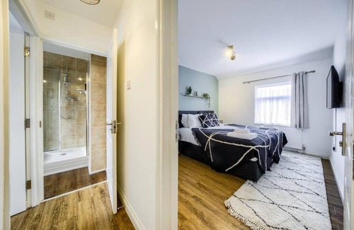 Acresford House | LOW rate for a 4-Bedroom House in Coventry with Free Unlimited Wi-fi 2 Car Parking 53 QMC