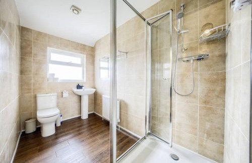 Acresford House | LOW rate for a 4-Bedroom House in Coventry with Free Unlimited Wi-fi 2 Car Parking 53 QMC