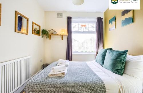 Acresford Apartment | LOW RATE this season for 5 BR House with 2 Baths- Coventry Near Birmingham By Passionfruit Properties With free Netflix Wi-Fi by A45 - THL