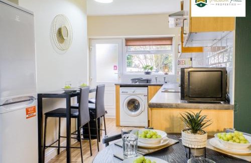 Acresford Apartment | LOW RATE this season for 5 BR House with 2 Baths- Coventry Near Birmingham By Passionfruit Properties With free Netflix Wi-Fi by A45 - THL