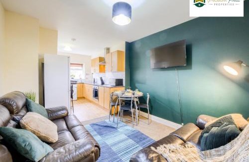 Acresford Apartment | LOW RATE this season for 5 BR House with 2 Baths- Coventry Near Birmingham By Passionfruit Properties With free Netflix Wi-Fi by A45 - THL