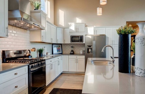 West University House | *Low Rates* Minerva House ~UNR~Deck~Reno~Groups ~ Near Downtown~Family Fun