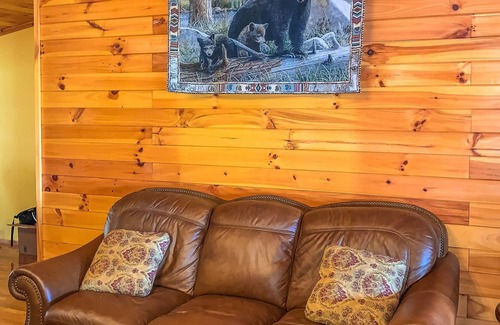 Lansing Cabin | LOW SPRING RATES! Hot Tub, Long Range Views, Fire Pit & Wi-Fi