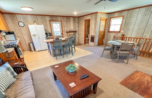 Laurel Springs Cabin | LOW SPRING RATES! Peak Creek Cabin - Creek, Outdoor Space &Wi-Fi