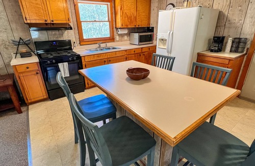 Laurel Springs Cabin | LOW SPRING RATES! Peak Creek Cabin - Creek, Outdoor Space &Wi-Fi