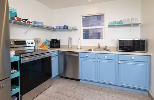 Sam Hughes House | Low Summer Rates! UofA Retro Gem: 2BR/1BA, Free Parking & Yard ☀️🏡