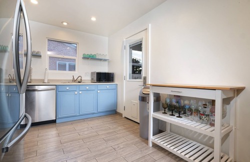 Sam Hughes House | Low Summer Rates! UofA Retro Gem: 2BR/1BA, Free Parking & Yard ☀️🏡