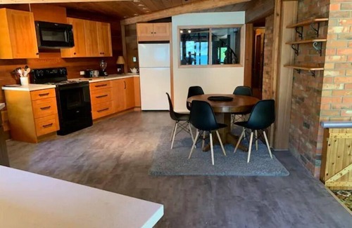 Nelson House | Lower 2 Bedroom Beach Walkout House with Saunan