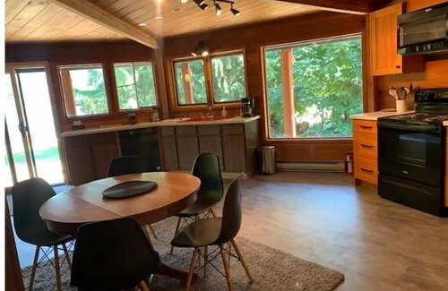 Nelson House | Lower 2 Bedroom Beach Walkout House with Saunan