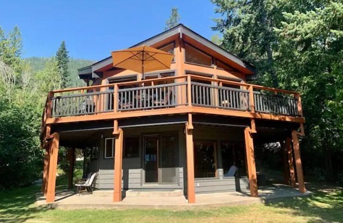 Nelson House | Lower 2 Bedroom Beach Walkout House with Saunan