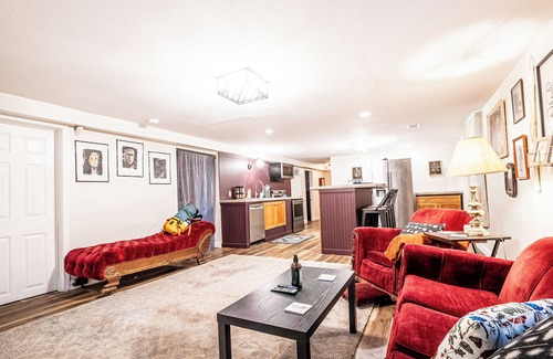 Manhattan House | Lower Anderson Cottage: near airport, golf course, winery, stadium and more!