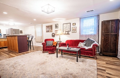 Manhattan House | Lower Anderson Cottage: near airport, golf course, winery, stadium and more!