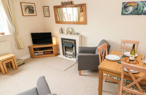 Solva Apartment | LOWER DECK, family friendly, country holiday cottage in Solva