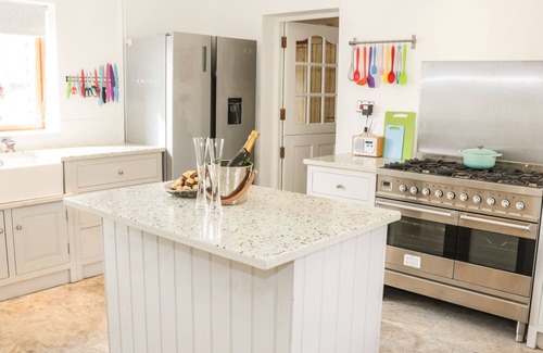 Hopton Castle Cottage | LOWER HODRE, pet friendly, with hot tub in Bucknell