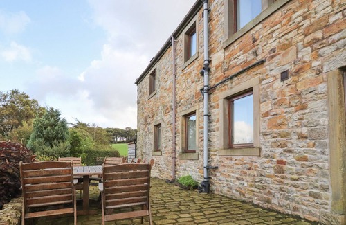 Fence Apartment | LOWER LAITHE, pet friendly, with a garden in Clitheroe