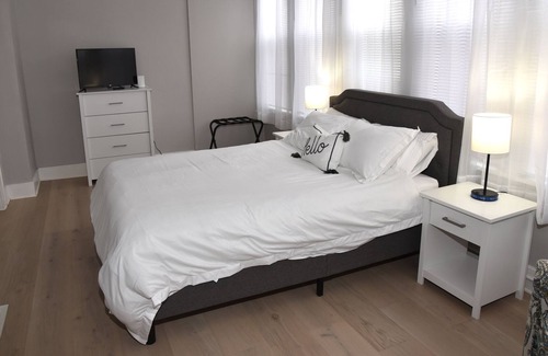 Burlington Apartment | Lower Level HUGE 2 Bedroom Apartment Pet Friendly and Free Laundry in Unit