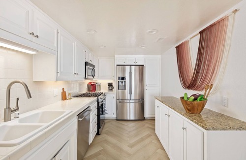 South Oceanside House | Lower Level Pet Friendly Beachfront Duplex with a Spa P913-2