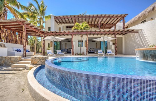 La Paz Apartment | Lower Palmilla: Oceanfront room with pivate pool and jacuzzi