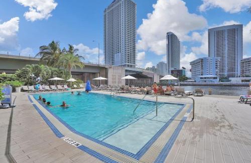 Hallandale Beach Apartment | Lower Penthouse 3BD 3BA - Beach Pool Gym