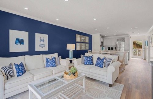 Siesta Key Condo | Lower Pricing! Palm Bay Private Beach, 2 Heated Pools | Hot Tub | Bay Sunrises, Ready to Book!