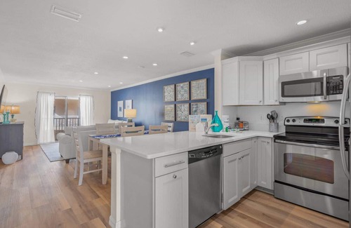 Siesta Key Condo | Lower Pricing! Palm Bay Private Beach, 2 Heated Pools | Hot Tub | Bay Sunrises, Ready to Book!