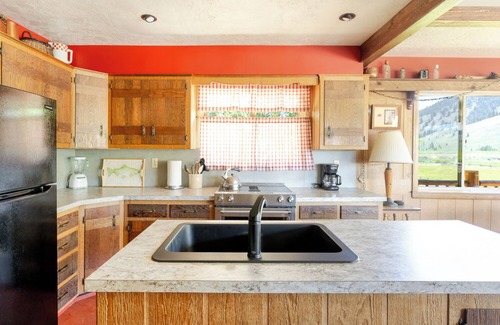 Stanley Cabin | Lower Stanley Lodge: Sleeps 13 w/Sawtooth Mountain View, Large Deck