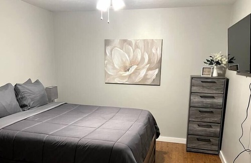 Columbus Park House | Lower Townhome Near River-Market 2BR