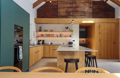 Morwellham Cottage | LOWER WALREDDON BARN, pet friendly, with hot tub in Tavistock