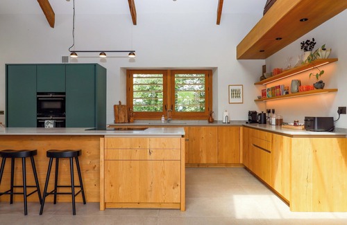 Morwellham Cottage | LOWER WALREDDON BARN, pet friendly, with hot tub in Tavistock