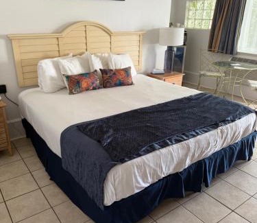 Sherwood Hotel | Lowes Wharf Marina Inn