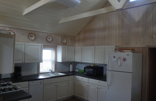 Man O War Cay Cottage | Loyalist cottage, cathedral ceilings, generator, air con, use of dock 23' max