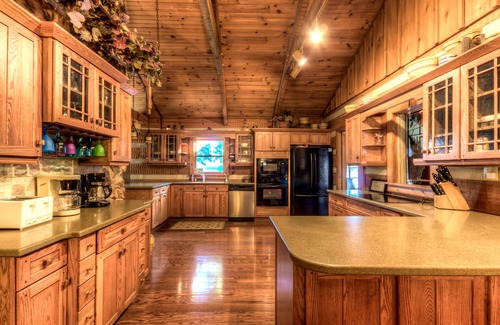 Roach House | LOZ Family Fun Lakefront Vacation Log Home #8 , 6500sf, 5bd, loft, 4 bath