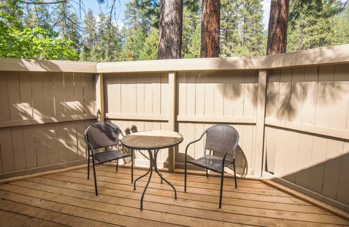 Black Butte Ranch Condo | LR029 | Lodge Condo located at the Lodge with private fenced in patio.