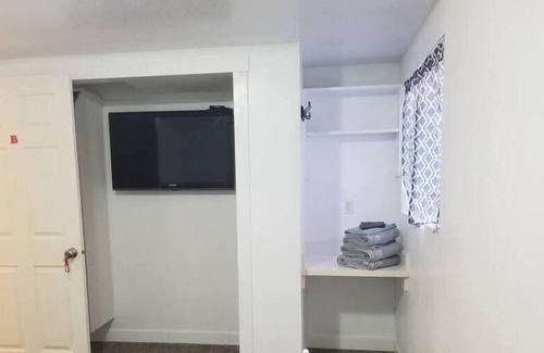 Layton House | LRG Pet Friendly Queen Bed W/Private TV & Waffles