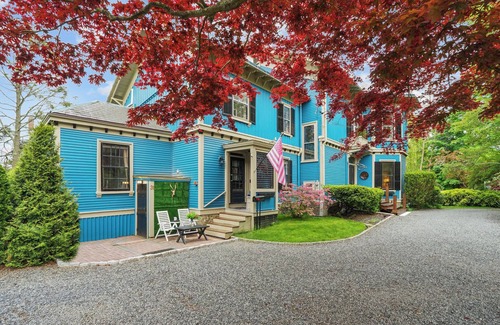 Top of the Hill House | LTR Downtown Mansion Walk to Everything, Parking, Indoor Outdoor Living