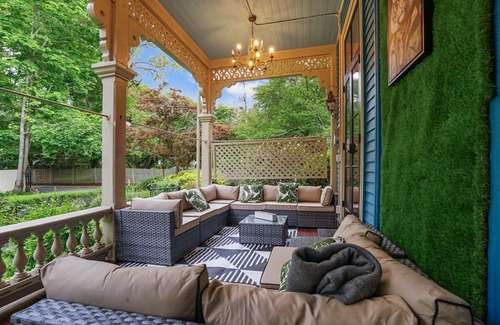 Top of the Hill House | LTR Downtown Mansion Walk to Everything, Parking, Indoor Outdoor Living